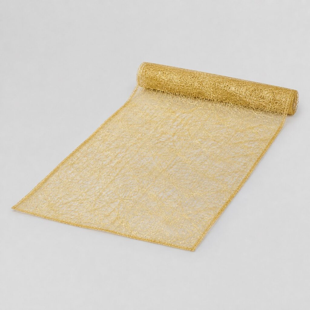 Chemin de table en organza doré de 28 x 275 cm sur fond gris clair