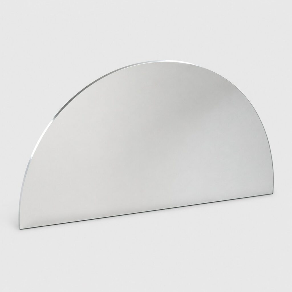 Grand miroir demi-cercle biseauté de 120 cm sur fond gris clair