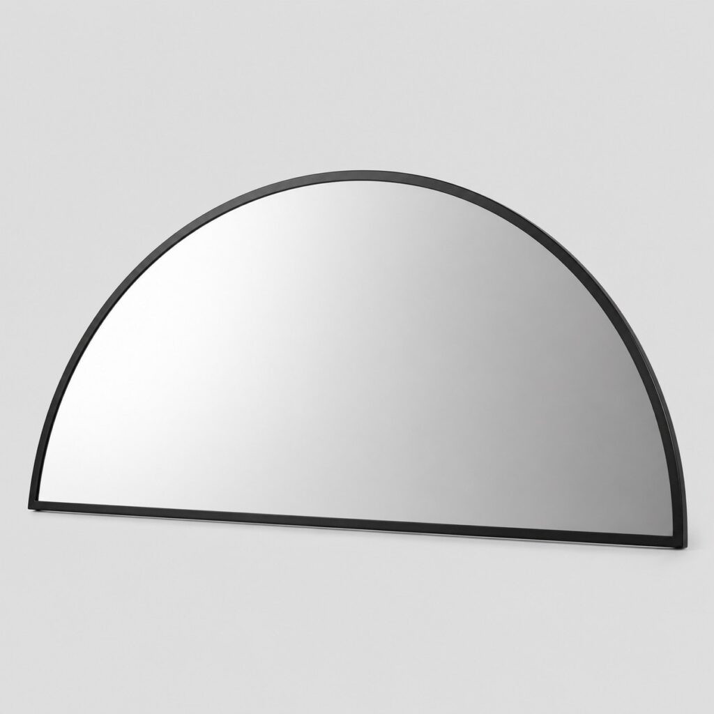 Grand miroir demi-lune à cadre aluminium noir sur fond gris clair
