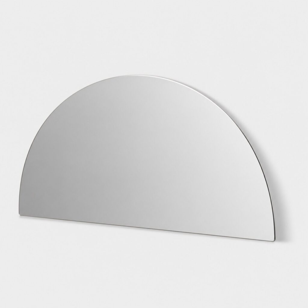Miroir demi-cercle en verre sans cadre sur fond gris clair